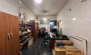 Casa PH de cinco ambientes con patio y pileta a la venta en Wilde