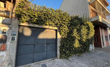 Casa PH de cinco ambientes con patio y pileta a la venta en Wilde