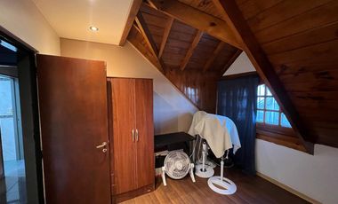 Casa PH de cinco ambientes con patio y pileta a la venta en Wilde