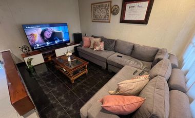 Casa PH de cinco ambientes con patio y pileta a la venta en Wilde