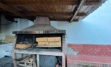 Casa PH de cinco ambientes con patio y pileta a la venta en Wilde