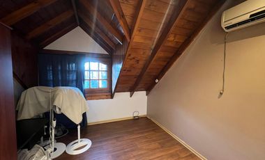 Casa PH de cinco ambientes con patio y pileta a la venta en Wilde