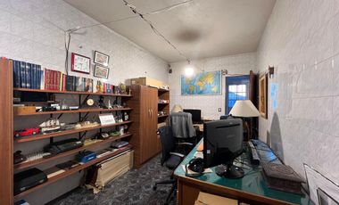 Casa PH de cinco ambientes con patio y pileta a la venta en Wilde