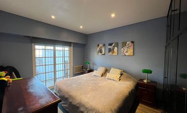 Casa PH de cinco ambientes con patio y pileta a la venta en Wilde