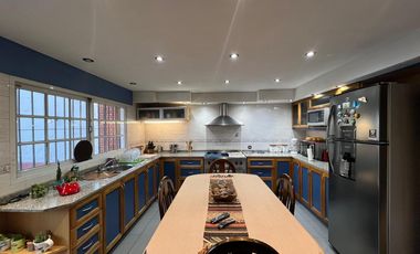 Casa PH de cinco ambientes con patio y pileta a la venta en Wilde