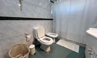 Casa PH de cinco ambientes con patio y pileta a la venta en Wilde