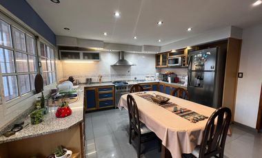 Casa PH de cinco ambientes con patio y pileta a la venta en Wilde