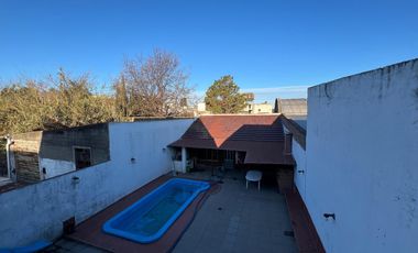 Casa PH de cinco ambientes con patio y pileta a la venta en Wilde