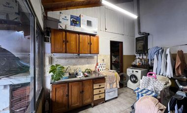 Casa PH de cinco ambientes con patio y pileta a la venta en Wilde