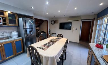 Casa PH de cinco ambientes con patio y pileta a la venta en Wilde