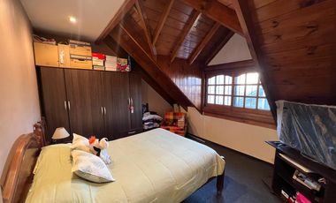 Casa PH de cinco ambientes con patio y pileta a la venta en Wilde