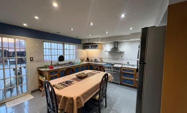 Casa PH de cinco ambientes con patio y pileta a la venta en Wilde