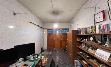 Casa PH de cinco ambientes con patio y pileta a la venta en Wilde