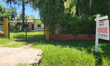 Casa 2 dormitorios con amplio terreno, pileta y construcción independiente