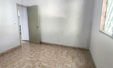 Casa 2 dormitorios con amplio terreno, pileta y construcción independiente