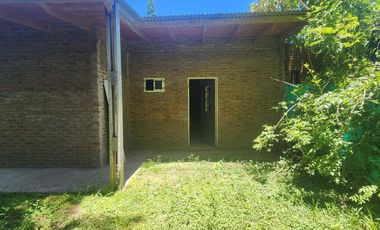 Casa 2 dormitorios con amplio terreno, pileta y construcción independiente