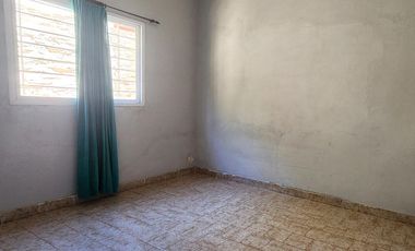 Casa 2 dormitorios con amplio terreno, pileta y construcción independiente