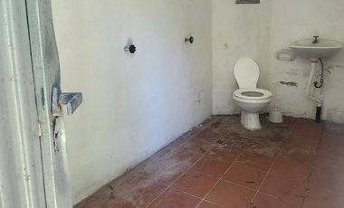 Casa 2 dormitorios con amplio terreno, pileta y construcción independiente