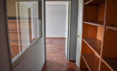 Oficina en alquiler en zona centro de la ciudad de Rosario. Con cochera y seguridad