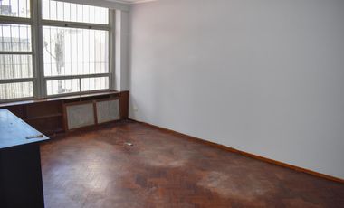 Oficina en alquiler en zona centro de la ciudad de Rosario. Con cochera y seguridad