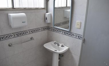 Oficina en alquiler en zona centro de la ciudad de Rosario. Con cochera y seguridad