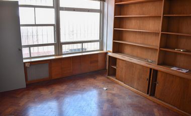 Oficina en alquiler en zona centro de la ciudad de Rosario. Con cochera y seguridad