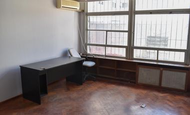 Oficina en alquiler en zona centro de la ciudad de Rosario. Con cochera y seguridad