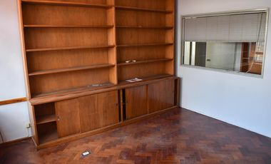 Oficina en alquiler en zona centro de la ciudad de Rosario. Con cochera y seguridad