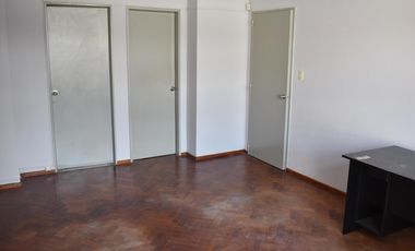 Oficina en alquiler en zona centro de la ciudad de Rosario. Con cochera y seguridad