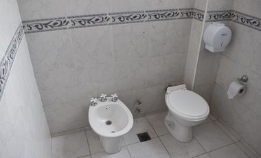 Oficina en alquiler en zona centro de la ciudad de Rosario. Con cochera y seguridad