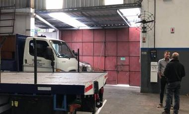 Excelente deposito con salida a dos calles