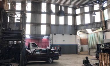 Excelente deposito con salida a dos calles