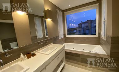 Excelente Casa  de 5 Ambientes  Isla Santa Monica