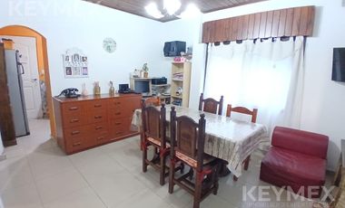 VENTA CASA EN MORON CON PARQUE DE 3 AMB Y COCHERA 4 AUTOS
