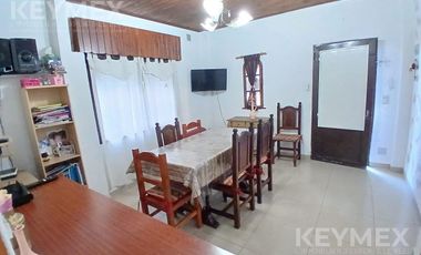 VENTA CASA EN MORON CON PARQUE DE 3 AMB Y COCHERA 4 AUTOS