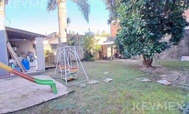 VENTA CASA EN MORON CON PARQUE DE 3 AMB Y COCHERA 4 AUTOS