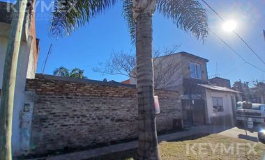 VENTA CASA EN MORON CON PARQUE DE 3 AMB Y COCHERA 4 AUTOS