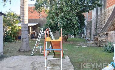 VENTA CASA EN MORON CON PARQUE DE 3 AMB Y COCHERA 4 AUTOS
