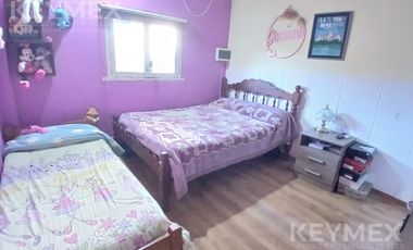 VENTA CASA EN MORON CON PARQUE DE 3 AMB Y COCHERA 4 AUTOS