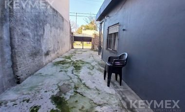VENTA CASA EN MORON CON PARQUE DE 3 AMB Y COCHERA 4 AUTOS
