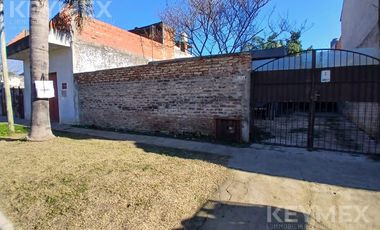 VENTA CASA EN MORON CON PARQUE DE 3 AMB Y COCHERA 4 AUTOS