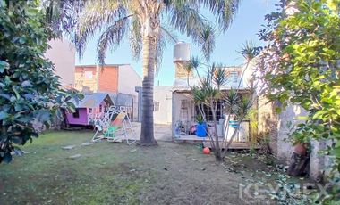 VENTA CASA EN MORON CON PARQUE DE 3 AMB Y COCHERA 4 AUTOS