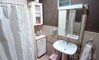 VENTA CASA EN MORON CON PARQUE DE 3 AMB Y COCHERA 4 AUTOS