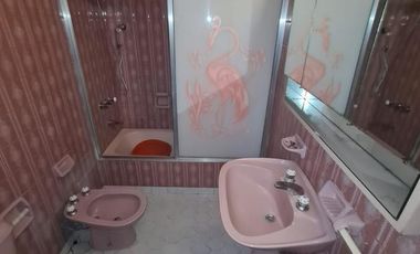 CASA DE GRAN TAMAÑO – IDEAL PARA DOS O TRES FAMILIAS – PATIO Y ESPACIO VERDE