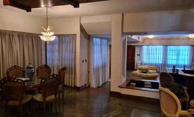 CASA DE GRAN TAMAÑO – IDEAL PARA DOS O TRES FAMILIAS – PATIO Y ESPACIO VERDE