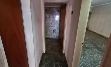 CASA DE GRAN TAMAÑO – IDEAL PARA DOS O TRES FAMILIAS – PATIO Y ESPACIO VERDE