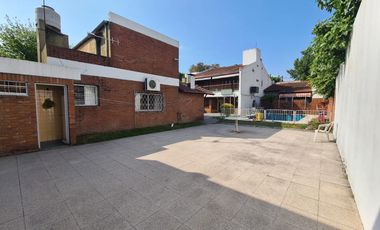 CASA DE GRAN TAMAÑO – IDEAL PARA DOS O TRES FAMILIAS – PATIO Y ESPACIO VERDE