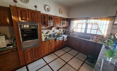 CASA DE GRAN TAMAÑO – IDEAL PARA DOS O TRES FAMILIAS – PATIO Y ESPACIO VERDE