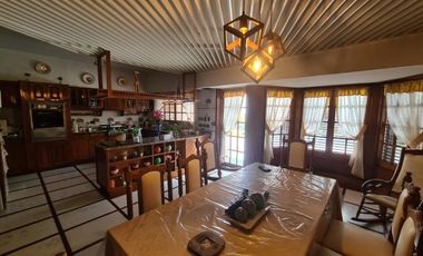 CASA DE GRAN TAMAÑO – IDEAL PARA DOS O TRES FAMILIAS – PATIO Y ESPACIO VERDE