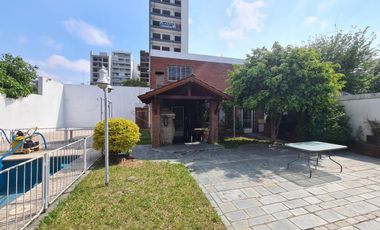 CASA DE GRAN TAMAÑO – IDEAL PARA DOS O TRES FAMILIAS – PATIO Y ESPACIO VERDE